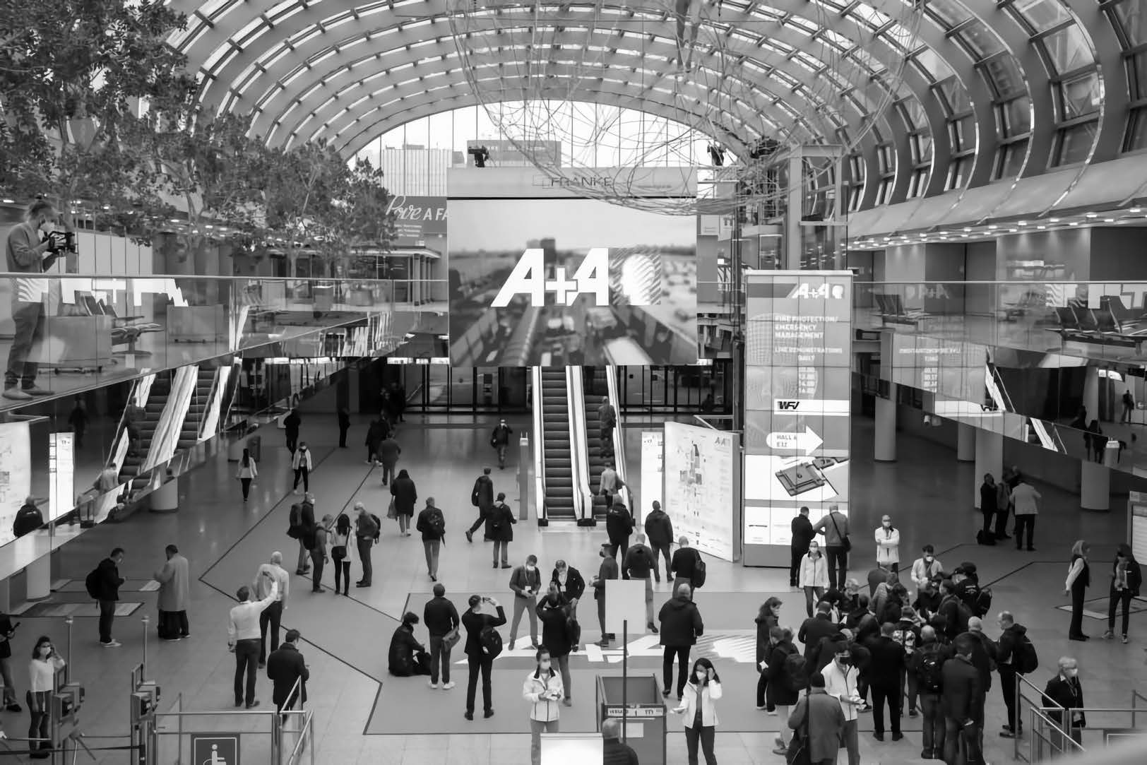 Messegeländer der A+A gefüllt mit Menschen (Bildnachweis: Messe Düsseldorf / ctillmann)