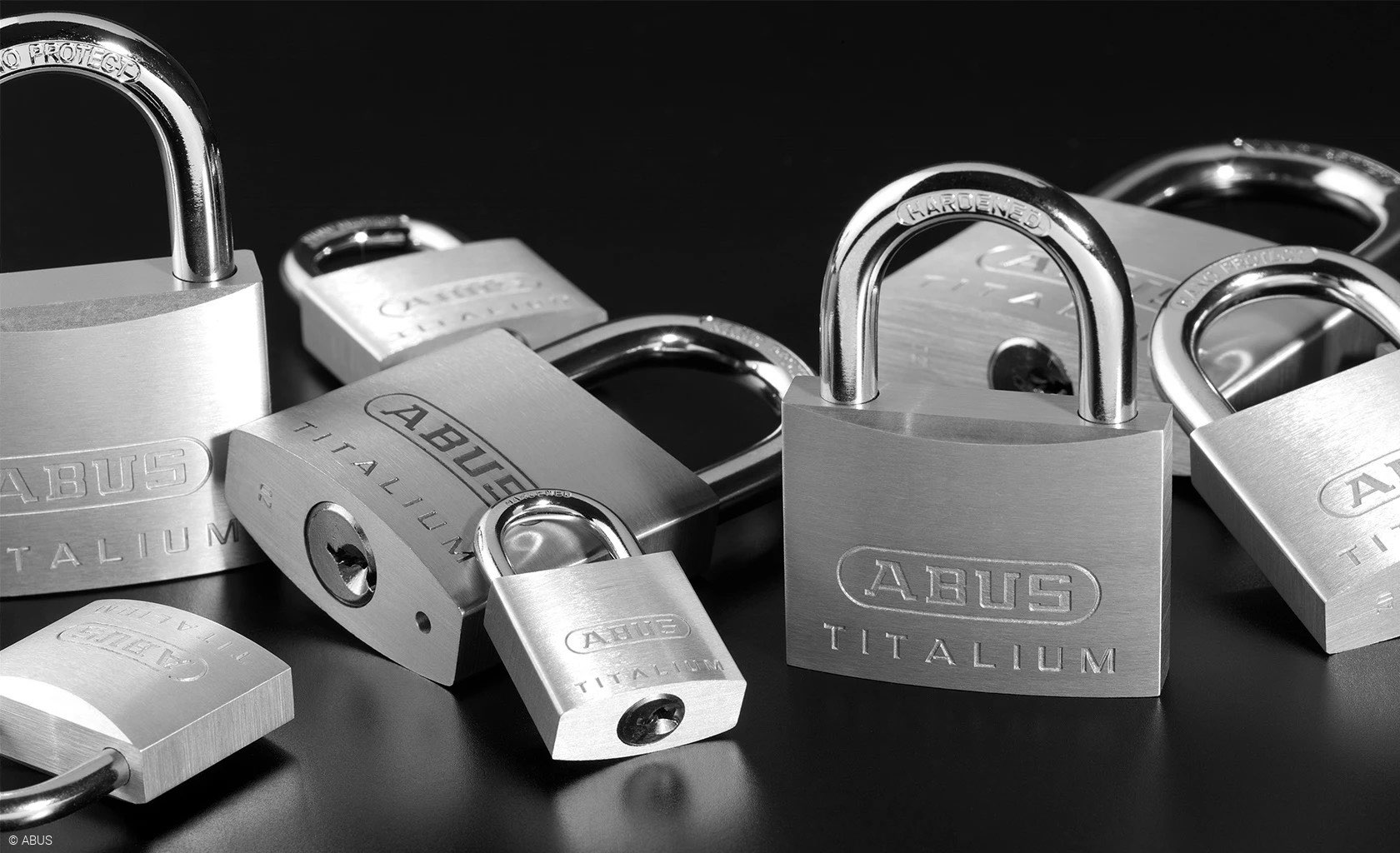 Verschiedene ABUS-Schlösser vor schwarzem Hintergrund (Bildnachweis: https://www.abus.com/uk/Consumer/Padlocks/By-series/TITALIUM)