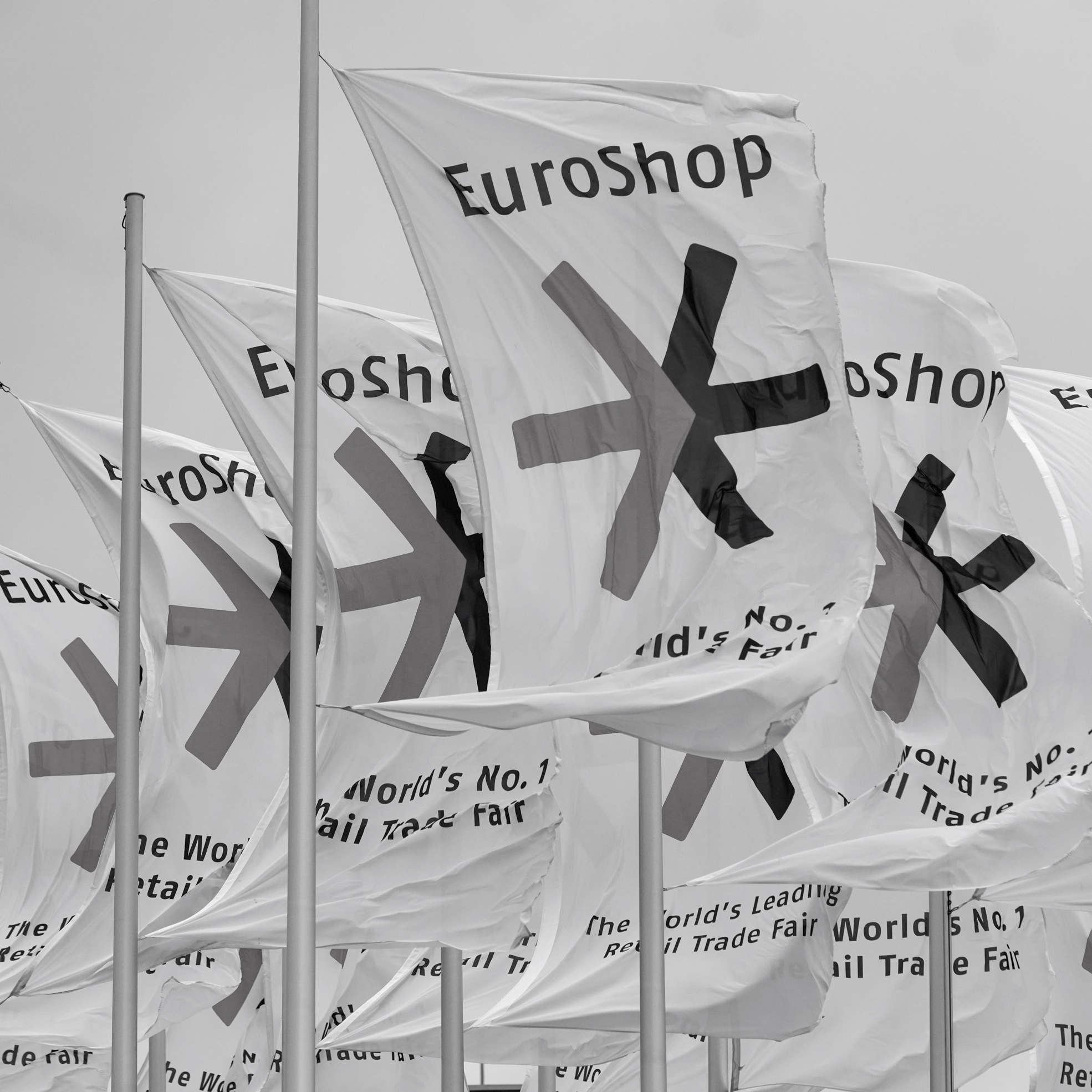 Flaggen mit dem EuroShop Logo und Schriftzug (Bildnachweis: Messe Düsseldorf / Tillmann)