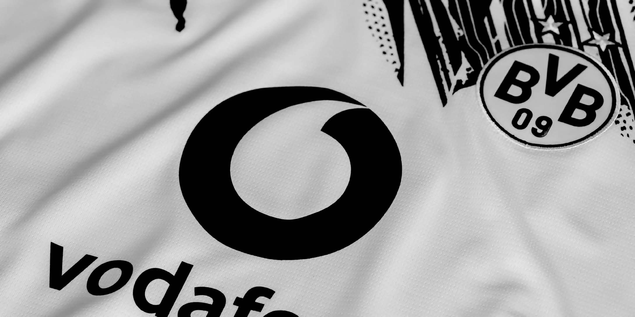Nahaufnahme eines Trikots mit den Logos von Vodafone und BVB (Bildnachweis: https://newsroom.vodafone.de/vodafone-wird-neuer-hauptsponsor-von-borussia-dortmund)